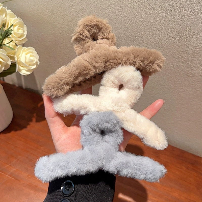 Large plush hair clip for women, perfect for autumn and winter updos, a new style of shark hair clip.